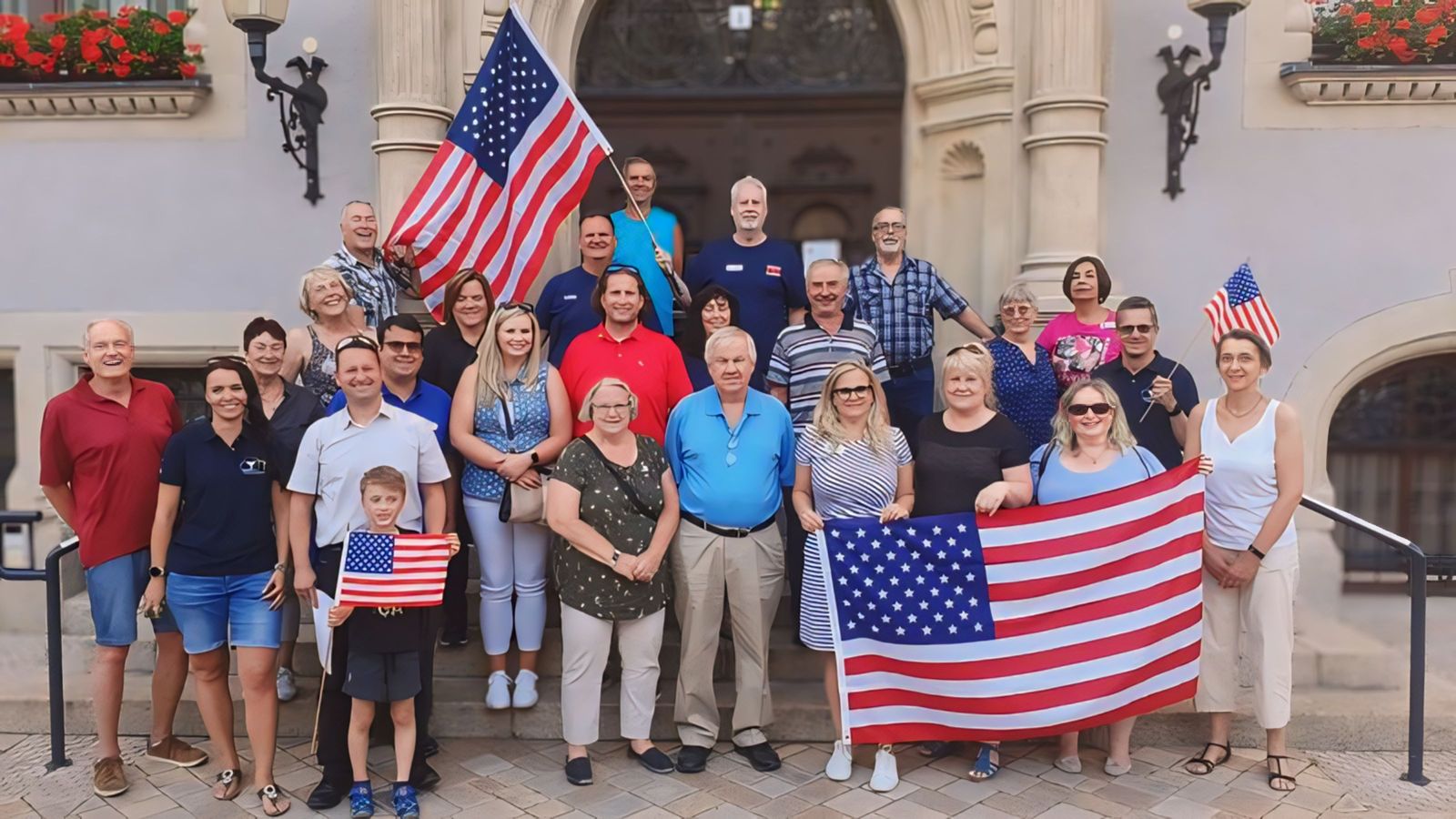 Deutsch-amerikanische Gruppe vor einem Rathaus