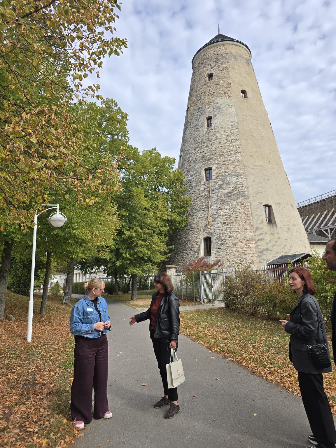 Gäste beim Rundgang am Soleturm in Bad Salzelmen